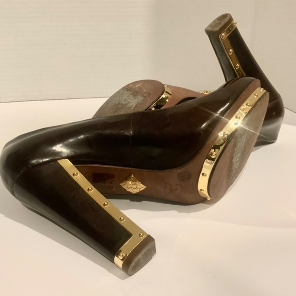 BCBGMaxazria Maroon Pump with high heel and gold detailing - Size 7.5 (37.5) - Picture 4 of 5